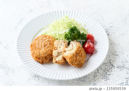 皿に盛り付けたポテトコロッケ 135950539