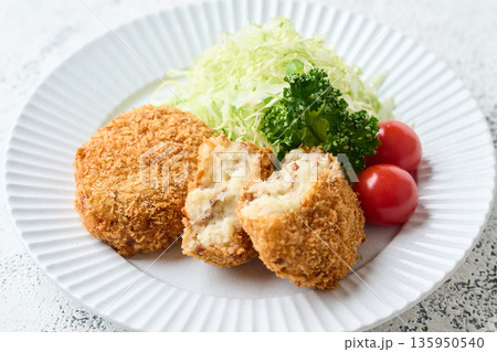 皿に盛り付けたポテトコロッケ 135950540