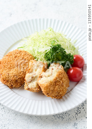 皿に盛り付けたポテトコロッケ 135950541