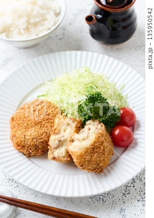 皿に盛り付けたポテトコロッケ 135950542