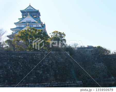 青空と大阪城の石垣がある風景 青空と大阪城の石垣がある風景 135950979