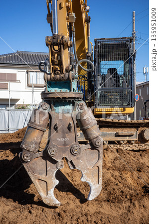 コンクリート圧砕機を取り付けた重機 コンクリート圧砕機を取り付けた重機 135951009