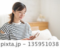 寝室で読書する女性 135951038