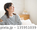 起床する女性 135951039