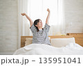起床する女性 135951041