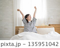 起床する女性 135951042
