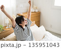 起床する女性 135951043