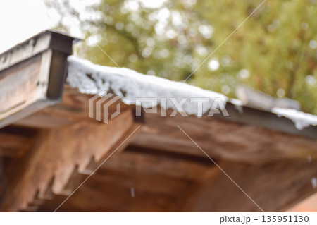 屋根に積もる雪のイメージ 屋根に積もる雪のイメージ 135951130