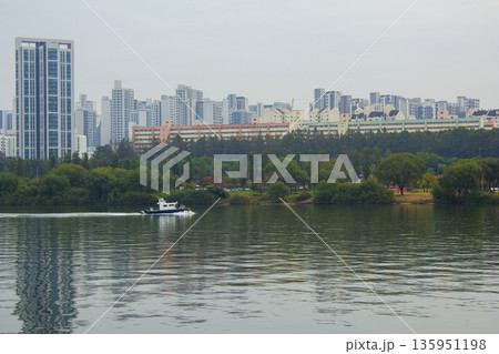 This is a view of the Han River on a cloudy day 135951198