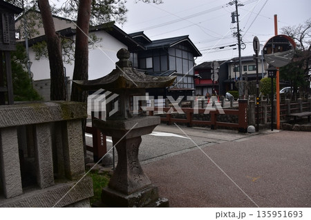 日本の岐阜県 高山市の古い町並 歴史を感じさせる古民家 春の高山祭期間中の朝の様子 市街を流れる小川 日本の岐阜県 高山市の古い町並 歴史を感じさせる古民家 春の高山祭期間中の朝の様子 市街を流れる小川 135951693