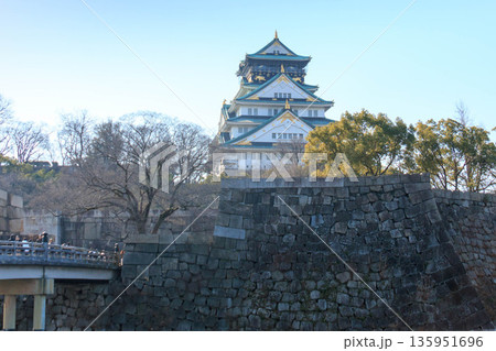 大阪城天守閣と石垣、内堀越しに望む歴史的景観 大阪城天守閣と石垣、内堀越しに望む歴史的景観 135951696