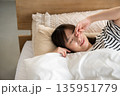 ベッドで眠る若い女性 135951779
