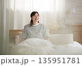 起床する女性 135951781