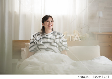 起床する女性 起床する女性 135951781