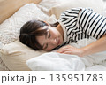 ベッドで眠る若い女性 135951783