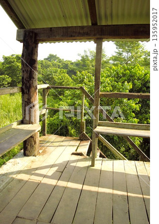 ウォッチングタワーでの休息　チトワン国立公園 135952017