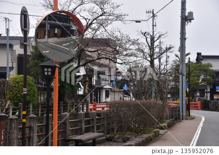 日本の岐阜県　高山市の古い町並　歴史を感じさせる古民家　カーブミラーに映る景色 135952076