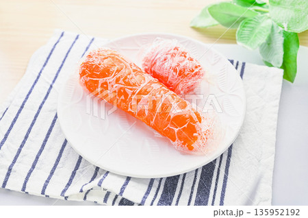 レンジ加熱した後の人参 135952192