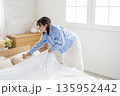 ベッドメイキングする女性 135952442