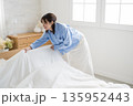 ベッドメイキングする女性 135952443