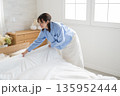 ベッドメイキングする女性 135952444