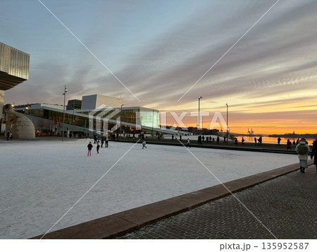 ノルウェーの夕暮れと氷の広場 135952587