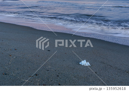 黄昏の浜辺に佇むジュエリーアイス 135952618