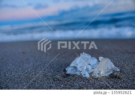 冬の砂浜に佇むジュエリーアイスの輝き 135952621