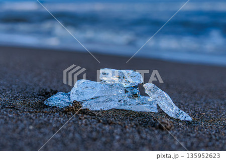 冬の海岸に現れた透明な宝石 ジュエリーアイス 冬の海岸に現れた透明な宝石 ジュエリーアイス 135952623