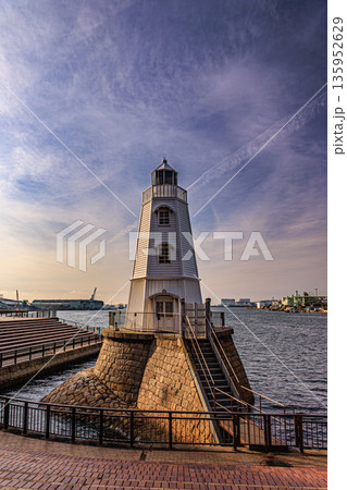 大阪湾を見守る旧堺燈台のある風景 135952629