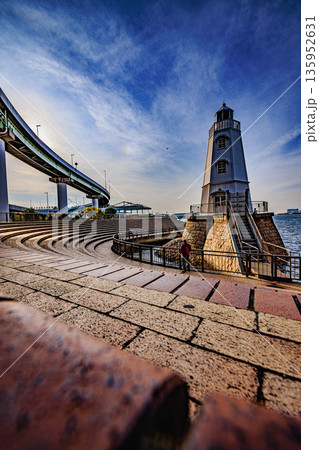 青空に映える旧堺燈台と堺の港町風景 135952631