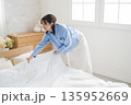 ベッドメイキングする女性 135952669
