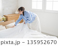 ベッドメイキングする女性 135952670