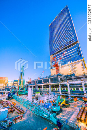 日本の東京都市景観珍景元旦。渋谷駅西口上空施設新築計画…クローラークレーンも“寝正月”＝1月1日 135952677