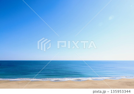 晴れた日の海岸 135953344