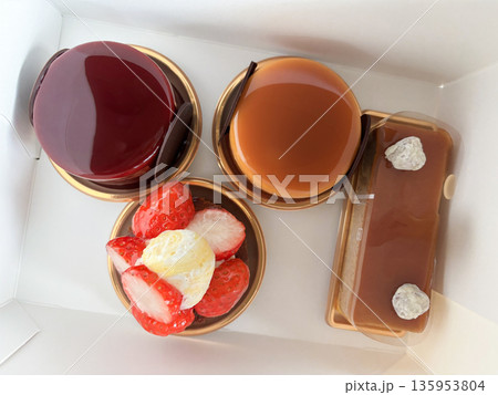 ケーキの箱を開封する 135953804