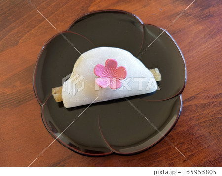 京都で正月に食べる花びら餅 135953805