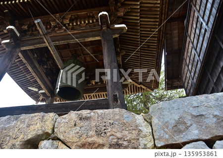 日本の岐阜県　高山市の古い町並　東山遊歩道にあるレトロな寺院　梵鐘と呼ばれるお寺の鐘 135953861
