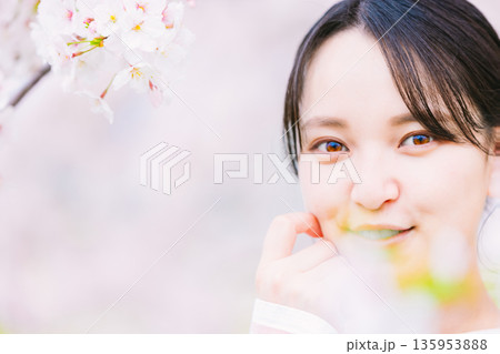 満開の桜と若い女性 135953888