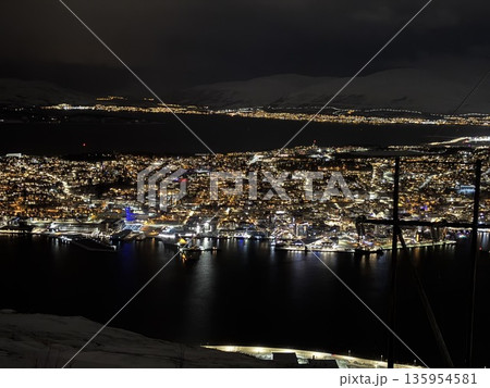 ノルウェーの山から見た夜景 135954581