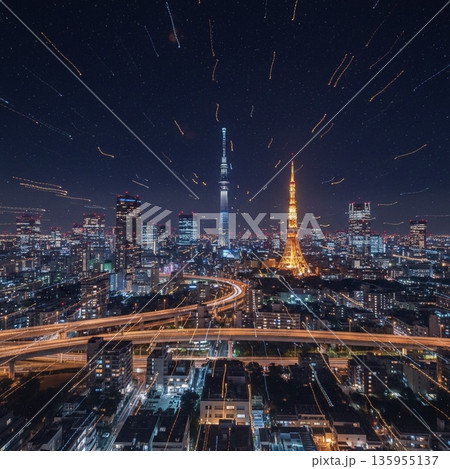 東京を背景にした、タワーの光跡 東京を背景にした、タワーの光跡 135955137