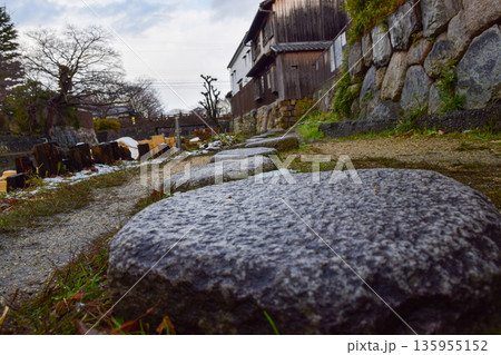 滋賀県　近江八幡市　残雪のある八幡堀と和舟の風景 135955152
