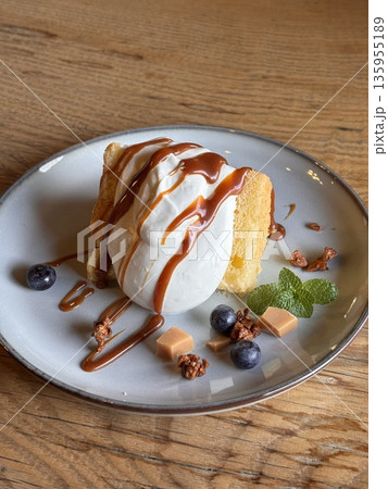 キャラメルシフォンケーキ 135955189