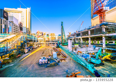 日本の東京都市景観珍景元旦。渋谷駅西口…工事…クローラークレーンも“寝正月”、迎春、日の出…お正月 135955228