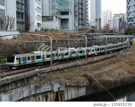 神田川沿いを走るE233系0番台マリC3編成　房総色　東京総合車両センター出場 135955238