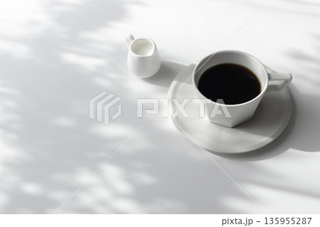 白背景のコーヒーとミルクピッチャー　木漏れ日の影と余白 135955287