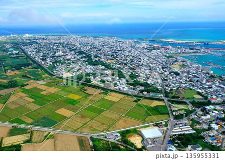 石垣島市街地の全景 空撮 135955331