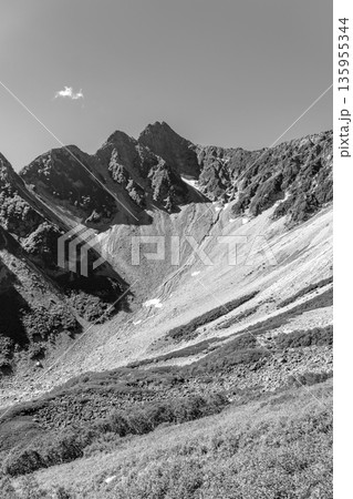 北穂高岳の登山道から見上げる前穂高岳と涸沢カール　北アルプスの北穂高岳登山（新聞、雑誌用） 135955344