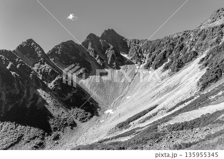 北穂高岳の登山道から見上げる前穂高岳と涸沢カール　北アルプスの北穂高岳登山（新聞、雑誌用） 135955345