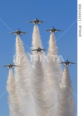 青空を飛ぶブルーインパルスの群れ 135955406
